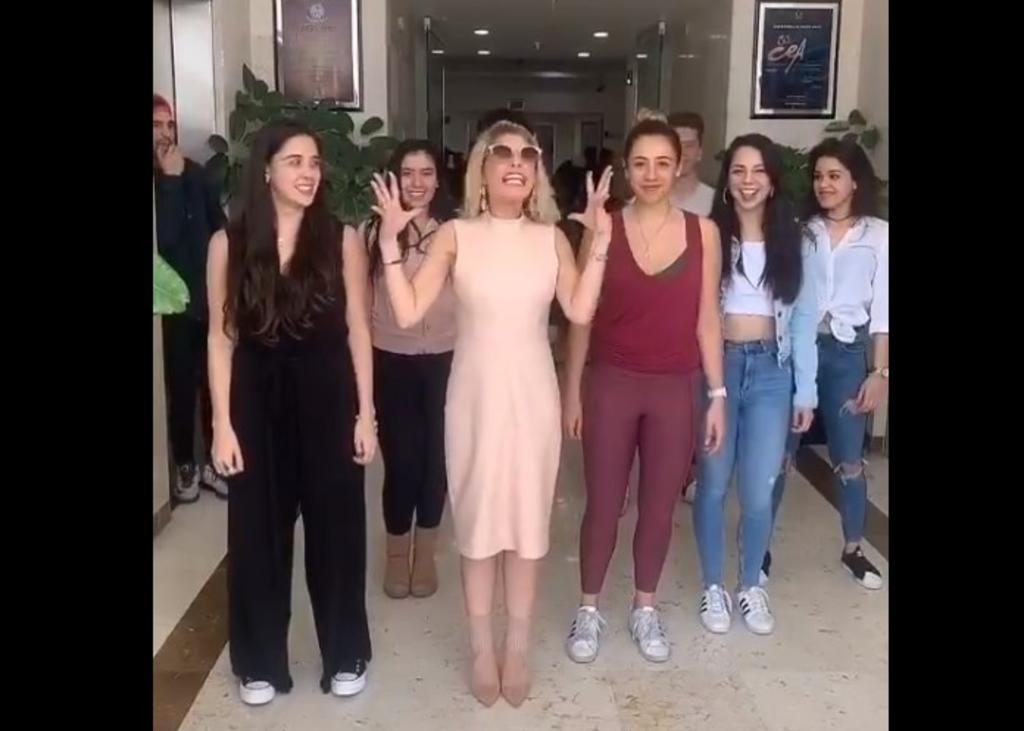 En un video que compartió a través de la red social TikTok, se ve a la actriz, con un grupo de jóvenes, realizar una coreografía después de gritar su célebre frase: 'Maldita lisiada'. (CAPTURA VIDEO)
