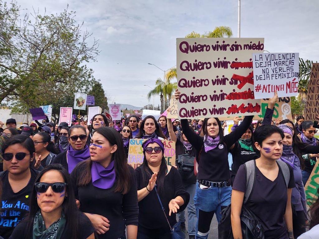 Los distintos colectivos feministas de la Laguna, partieron de la Plaza de Armas de Ciudad Lerdo en punto de las 10 de la mañana, dirigiéndose por la avenida Francisco I. Madero hacia el bulevar Miguel Alemán. (VERÓNICA RIVERA)
