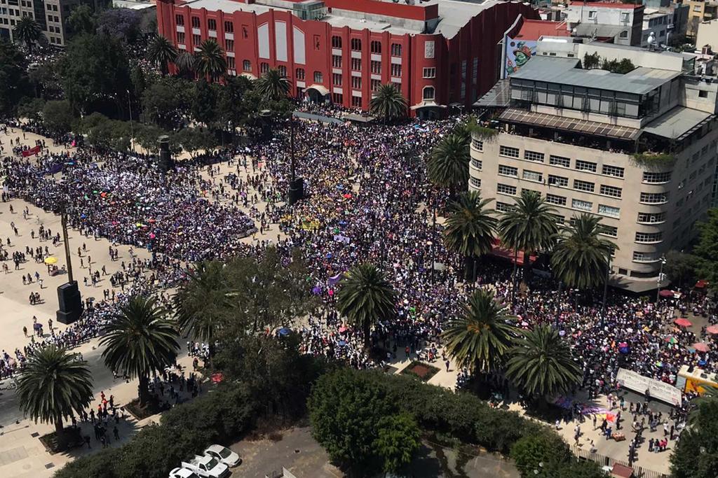 La tarde de este domingo, la Secretaría de Seguridad Ciudadana de la Ciudad de México (CDMX) detalló en su reporte de las 14:03 horas que en la marcha por el Día Internacional de la Mujer se han registrado alrededor de 30 mil personas. (EL UNIVERSAL)