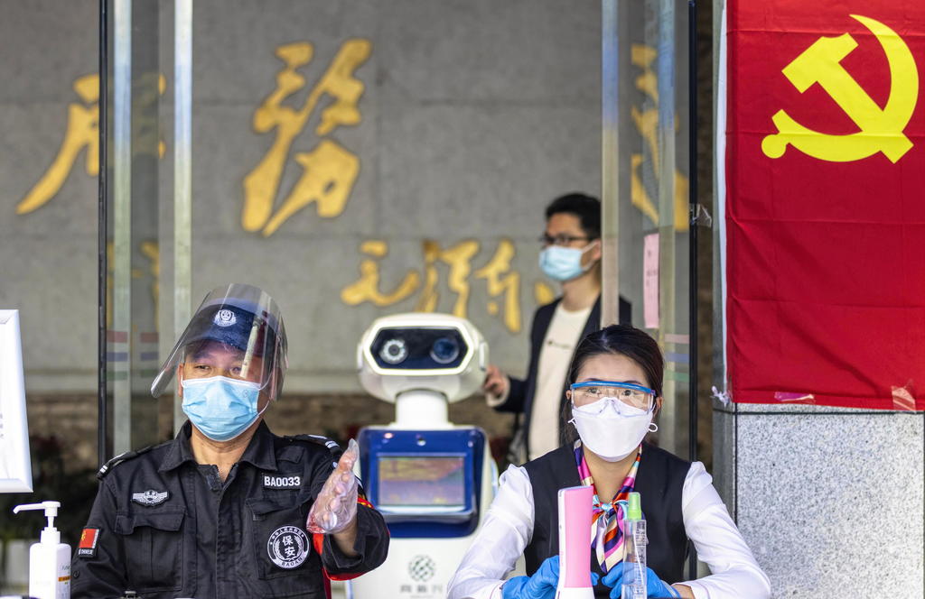 Una de las prioridades del Gobierno chino ahora es 'protegerse contra la importación' de contagios desde otros países tras los casos de COVID-19 detectados en otras partes del mundo. (EFE)
