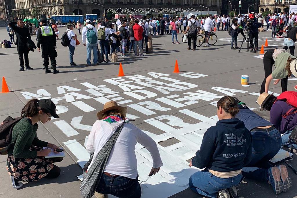 Decenas de mujeres cubrieron el domingo la plaza central del Zócalo de la Ciudad de México con los nombres de las víctimas en letras blancas, parte de las protestas contra la violencia de género en el Día Internacional de la Mujer. (EL UNIVERSAL)
