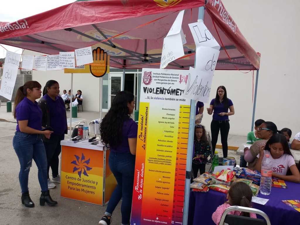 El Centro de Justicia y Empoderamiento para la Mujer instaló un stand en el Paseo Santos Valdés. (EL SIGLO DE TORREÓN) 