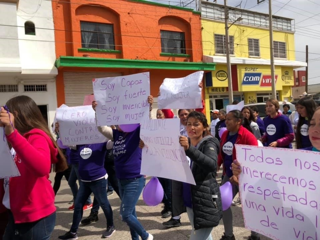 Mujeres de distintas edades y estratos sociales participaron en la marcha pacífica en conmemoración al Día de la Mujer. (EL SIGLO DE TORREÓN) 