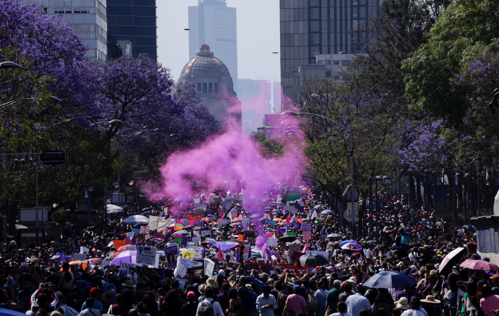 Humo violeta se observó en la multitudinaria marcha en la que participaron mujeres de todas las ideologías sociales y políticas. (NOTIMEX)