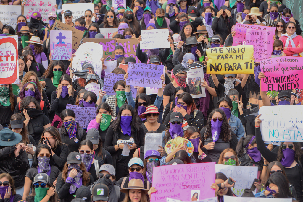 De manera organizada y pacífica, las mujeres de la Comarca Lagunera salieron a la calle en el 8M. (ODALYS GÓMEZ)