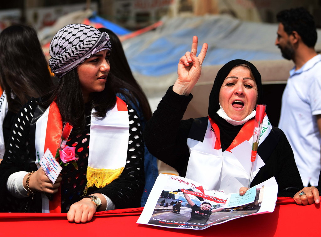 Desde que iniciaron las protestas contra las condiciones sociales y políticas, las mujeres iraquíes han sido protagonistas. (ARCHIVO) 