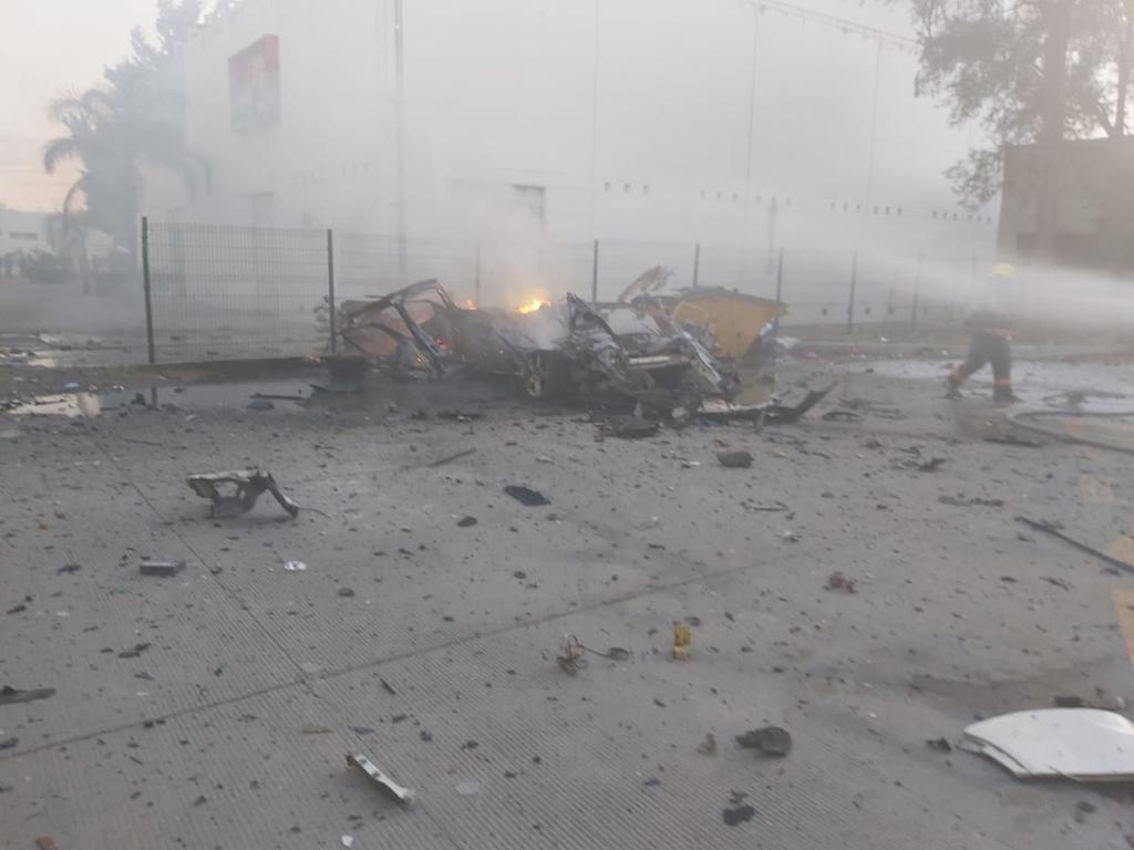 Un hombre abandonó un vehículo afuera del C4 y de las instalaciones de la Guardia Nacional en Celaya, Guanajuato, el cual se incendió minutos después. (ESPECIAL)