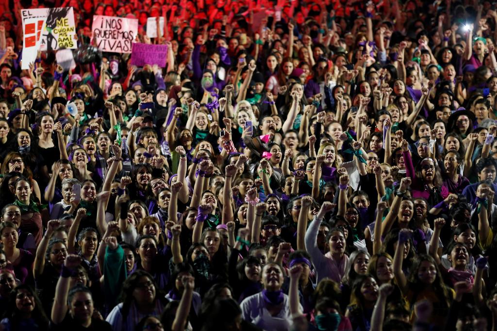 El Día Internacional de la Mujer inició con cientos de manifestantes en las calles de todo el país. De diferentes estados, edades y condición social, ellas marcharon para exigir el fin de la violencia y los feminicidios en México. (EFE)