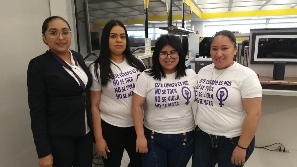 Aunque asistieron a trabajar, las empleadas decidieron manifestar su apoyo al movimiento feminista de otra forma, portando playeras blancas con frases escritas en color morado, tales como: 'Este cuerpo es mío. No se toca. No se viola. No se mata'. (EL SIGLO COAHUILA)