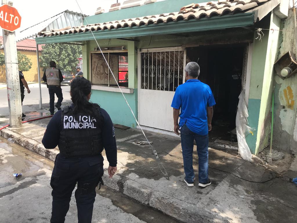 Un hombre resultó con quemaduras de primer y según grado en el 25 por ciento de su cuerpo tras un incendio registrado la tarde de este lunes en la colonia Eduardo Guerra de la ciudad de Torreón. (EL SIGLO DE TORREÓN)