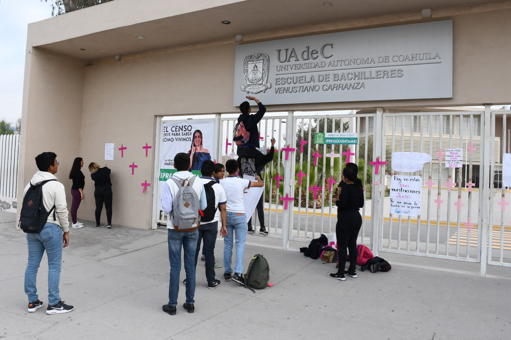 Se realizó una protesta estudiantil en el acceso principal de la Preparatoria Venustiano Carranza de Torreón (PVC). (FERNANDO COMPEÁN)