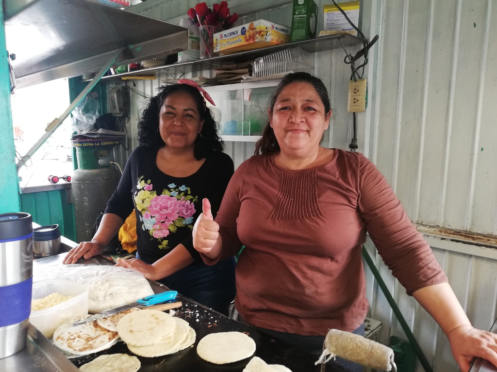 María Elena Torres y Adriana Martínez deben laborar diariamente para sostener a sus familias. (EL SIGLO DE TORREÓN/VIRGINIA HERNÁNDEZ)