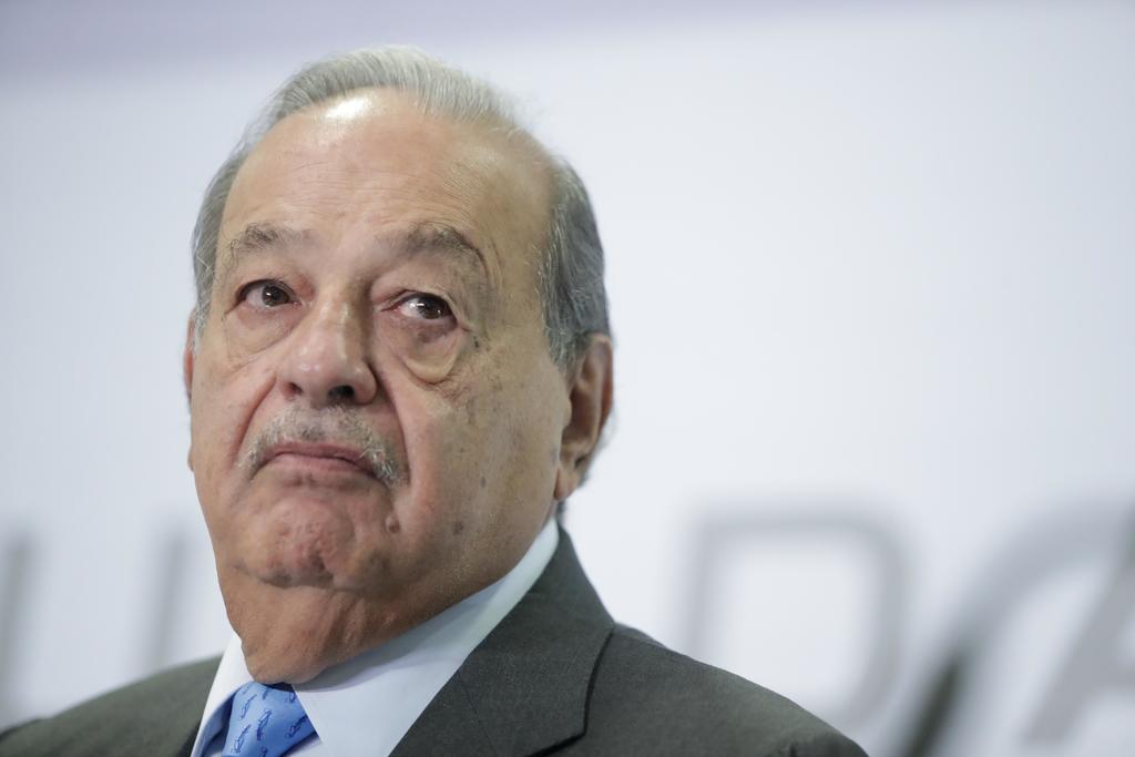 El magnate mexicano Carlos Slim perdió casi cinco mil millones de dólares de una fortuna que en 2019 se estimaba en 64 billones, a consecuencia de la fuerte caída que sufrieron las bolsas en todo el mundo ante el brote de coronavirus. (ARCHIVO)