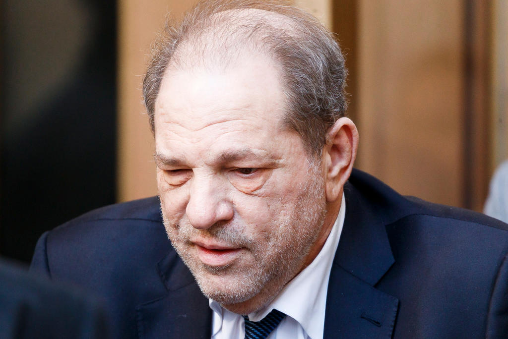 Por su condena de abuso sexual, Weinstein enfrenta entre cinco y 25 años en prisión, mientras que la de violación en tercer grado conlleva una pena máxima de cuatro años. (ARCHIVO)