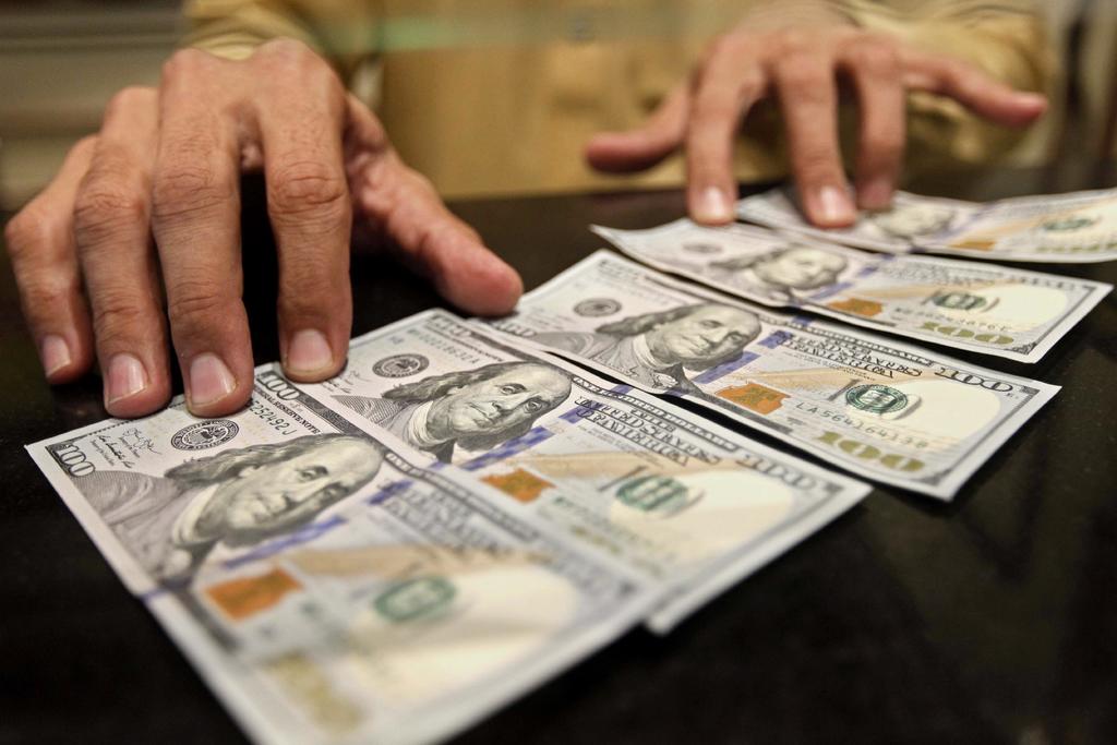 Tras reportar ayer lunes la mayor alza desde noviembre de 2016, el dólar inició operaciones esta mañana en 21.18 pesos en ventanillas bancarias, cuatro centavos menos que el cierre del lunes. (ARCHIVO)