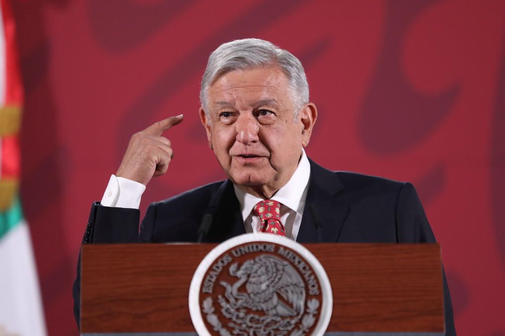 Aunque haya bajado su popularidad, el presidente Andrés Manuel López Obrador aseguró que cuenta con el respaldo de la gente incluso -según sus cuentas- ahora tiene más apoyos de la población que cuando ganó la elección presidencial de 2018. (EFE)