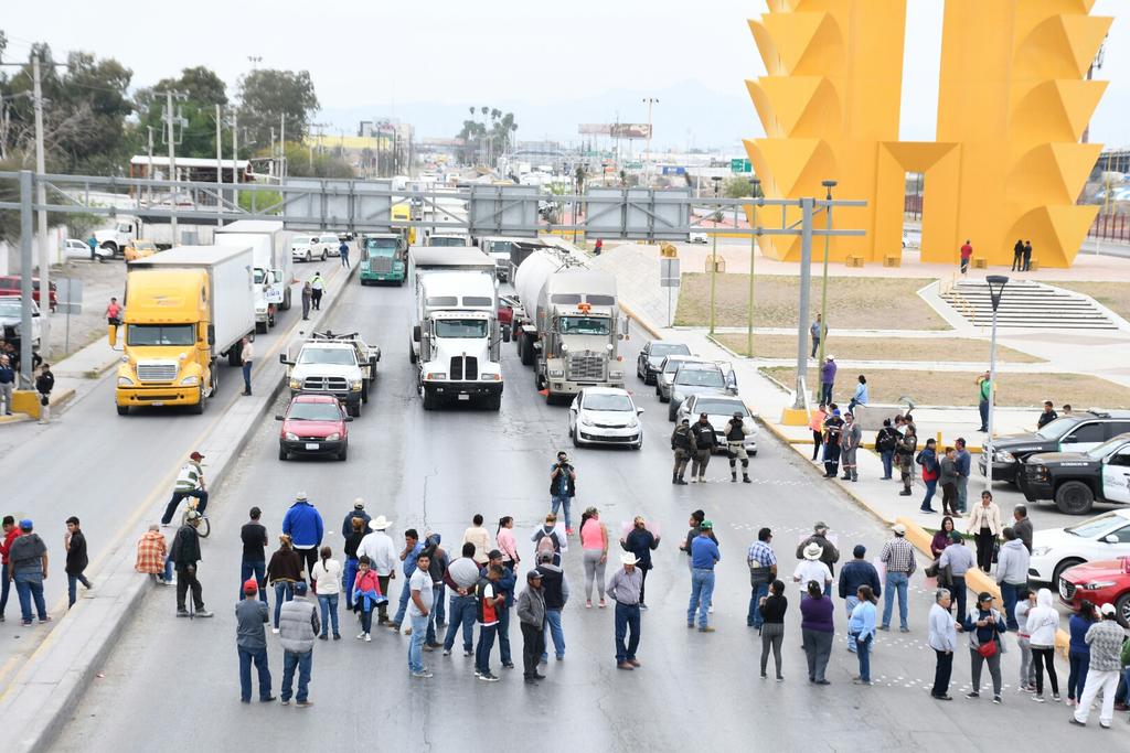 Continúan los conflictos por el agua. Ahora usuarios del Módulo de Riego VI de Tlahualilo, bloquearon el Periférico, a la altura de la Puerta Amarilla en Torreón, por poco más de una hora el mediodía de este martes. (FERNANDO COMPEÁN)