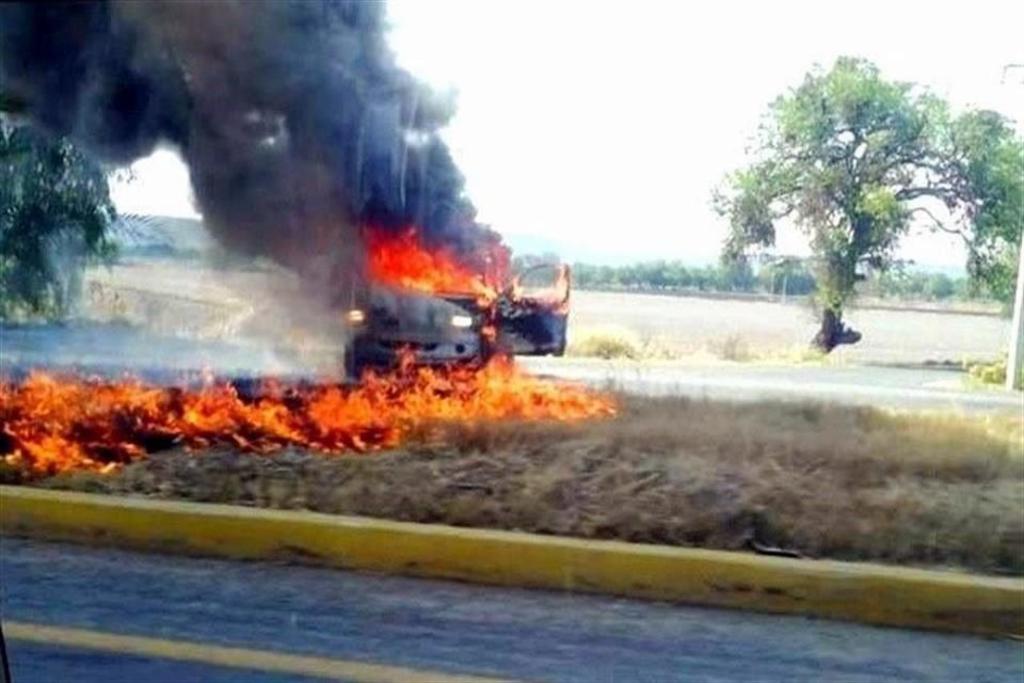 En algunas carreteras de Salamanca fueron vistos motociclistas colocando barreras de llantas a las que les prendían fuego. (ESPECIAL)
