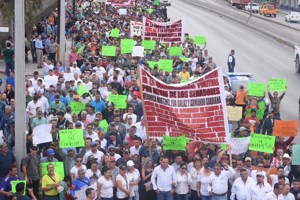 La marcha inició en el monumento del Ave Fénix en la avenida prolongación Juárez y recorrió parte del bulevar Harold R. Pape hasta la Plaza del Magisterio, donde concluyó la caminata con un mitin en el que diferentes voces participaron. (EL SIGLO COAHUILA)
