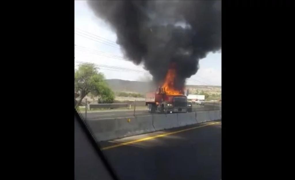 En reacción a los operativos conjuntos, presuntos delincuentes bloquearon con vehículos incendiados carreteras federales y estatales dentro de Celaya. (EL UNIVERSAL)

