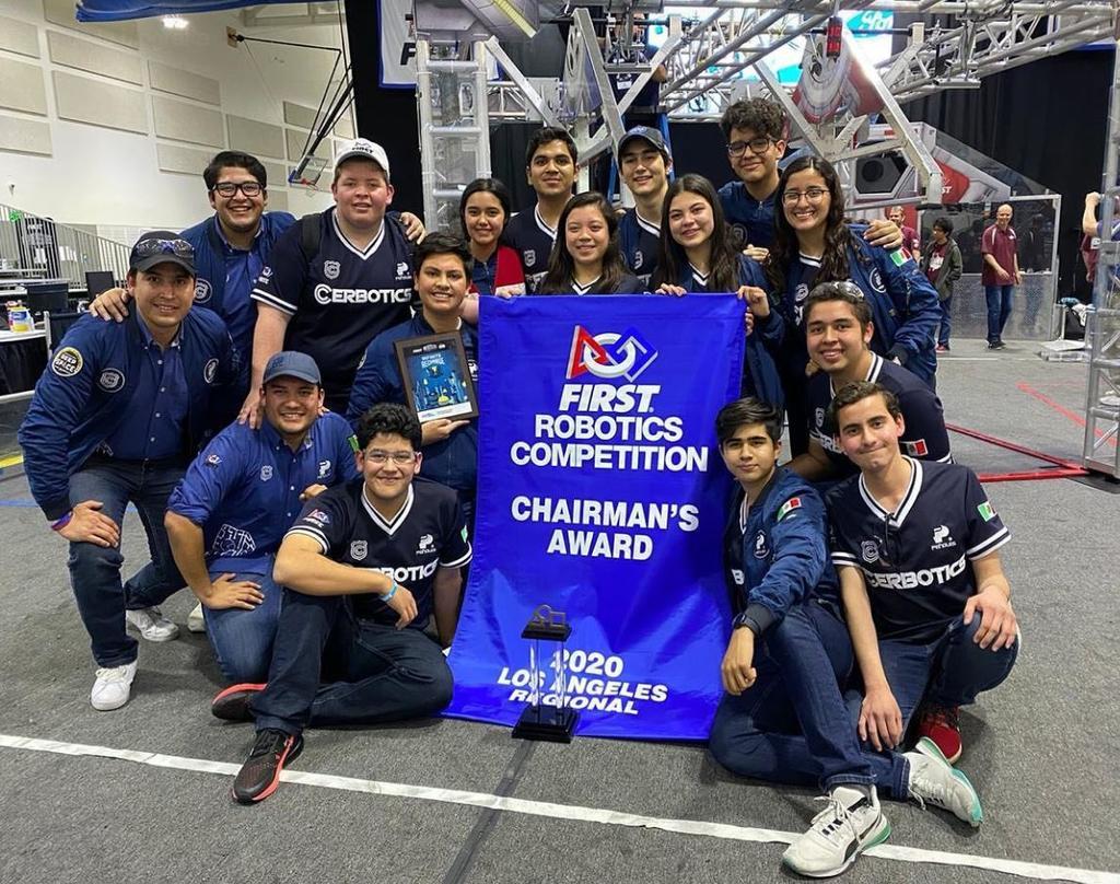 El equipo de robótica del Colegio Cervantes fue distinguido con el premio 'Chairman's Award' en la competencia FIRST. (CORTESÍA)