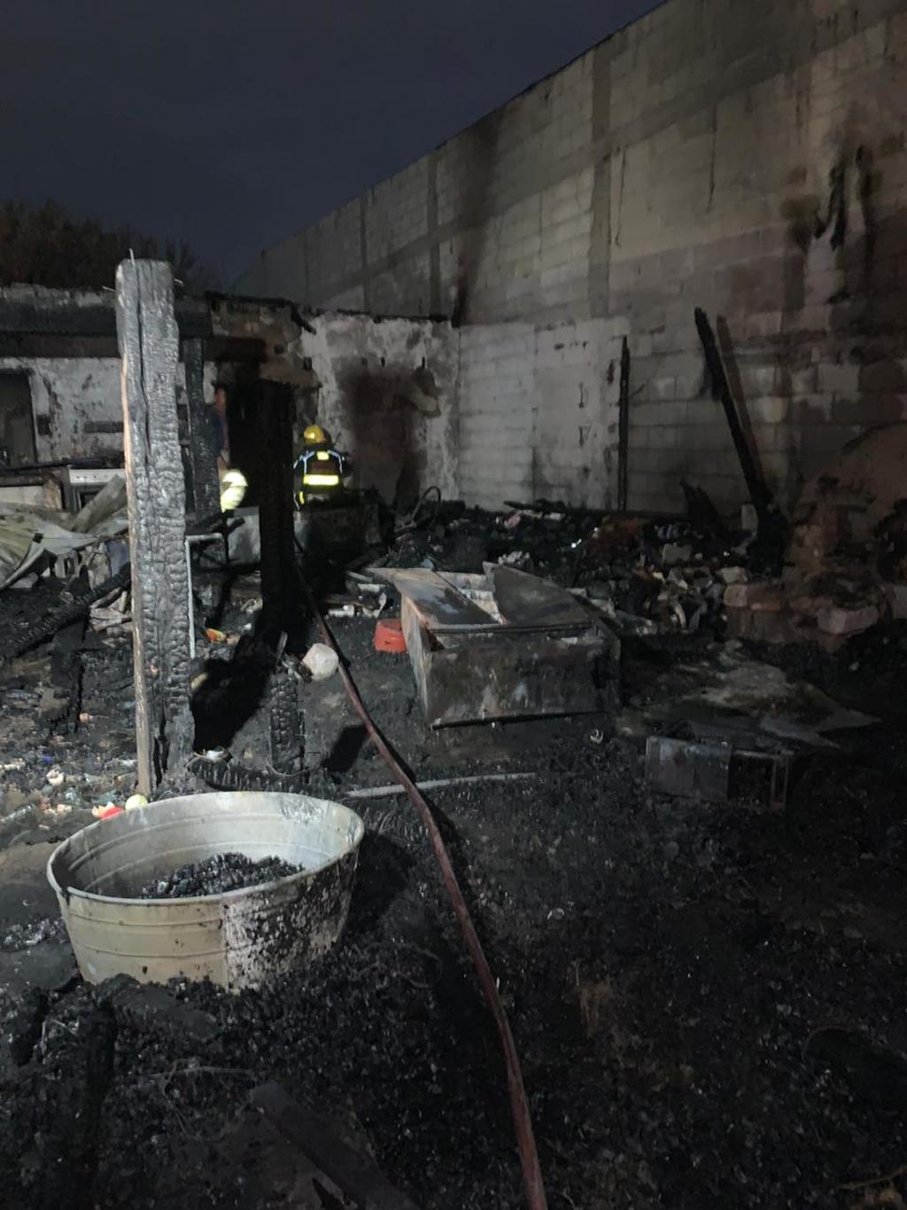 Fuego consume vivienda en Torreón; tres de los habitantes resultaron con quemaduras. (EL SIGLO DE TORREÓN)
