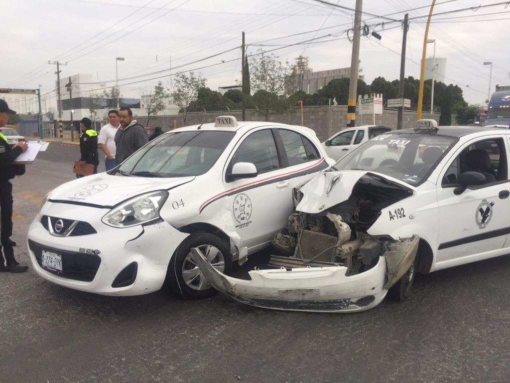 Ambos vehículos involucrados en el accidente vial resultaron con daños materiales de consideración. (EL SIGLO DE TORREÓN)