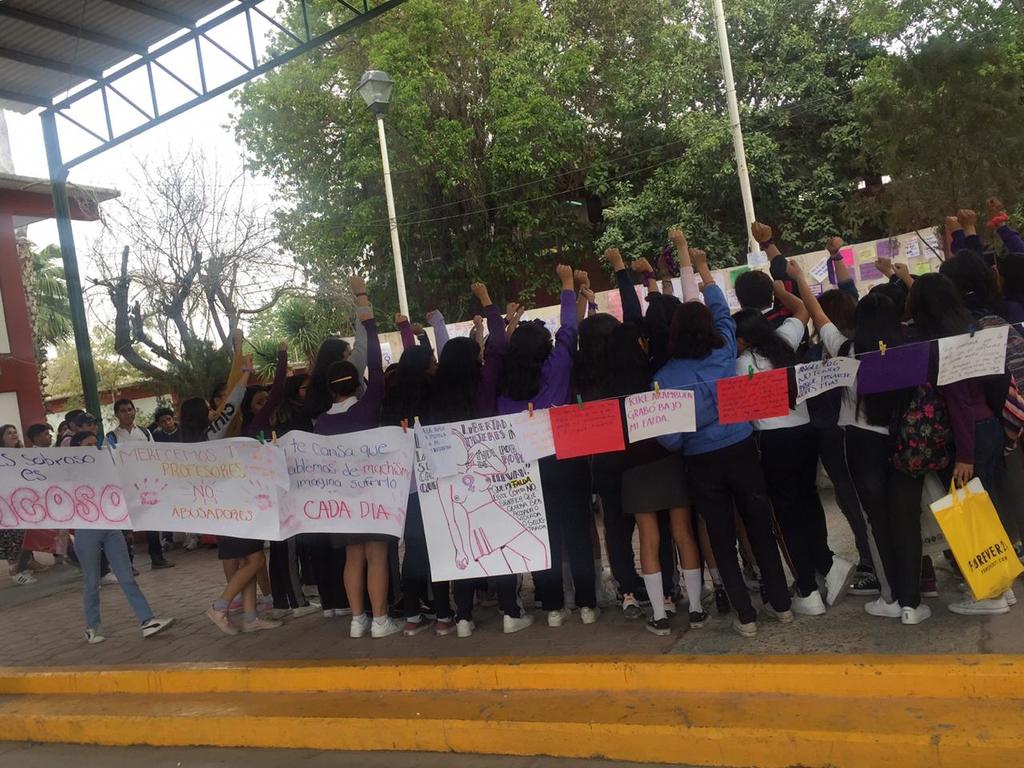 La protesta se realizó la mañana de ayer al interior de la institución educativa. (EL SIGLO DE TORREÓN/ANGÉLICA SANDOVAL)