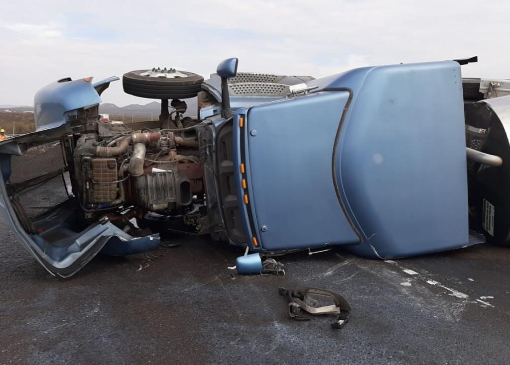 El accidente vial ocurrió cerca de las 9:00 horas sobre el kilómetro 158 de la carretera libre Durango-Gómez Palacio, a la altura de la caseta de de cobro de la autopista.
(EL SIGLO DE TORREÓN)