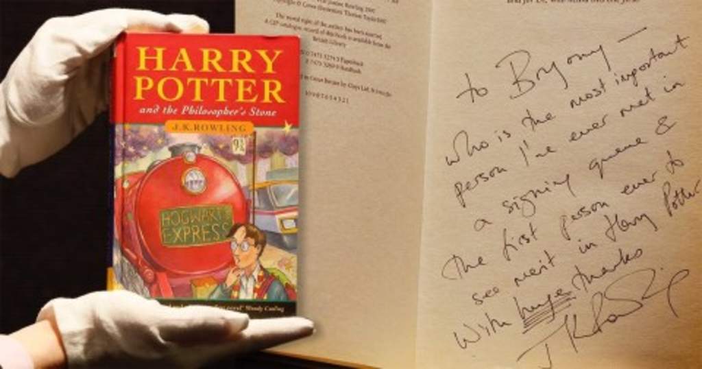 Una primera edición de Harry Potter y la Piedra Filosofal (libro que da inicio a la saga compuesta por siete tomos) firmada por su autora J. K. Rowling se vendió este miércoles por 95 000 libras (unos 122 000 dólares) en una subasta de Bonhams en Knightsbridge, en Londres. (ESPECIAL)