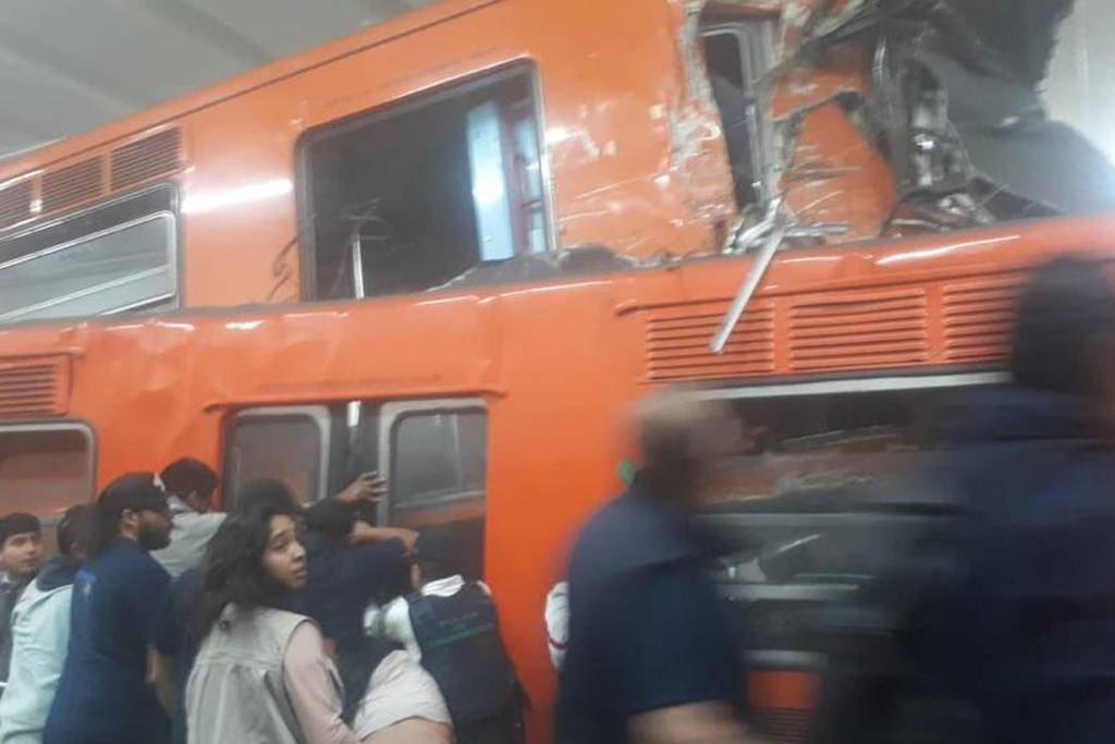 Autoridades capitalinas identificaron a la víctima mortal del choque entre dos trenes de la Línea 1 del STC Metro, como José Adán 'N', de 42 años, usuario que viajaba ayer martes por la noche en la estación Tacubaya, cuando las unidades impactaron. (EL UNIVERSAL)