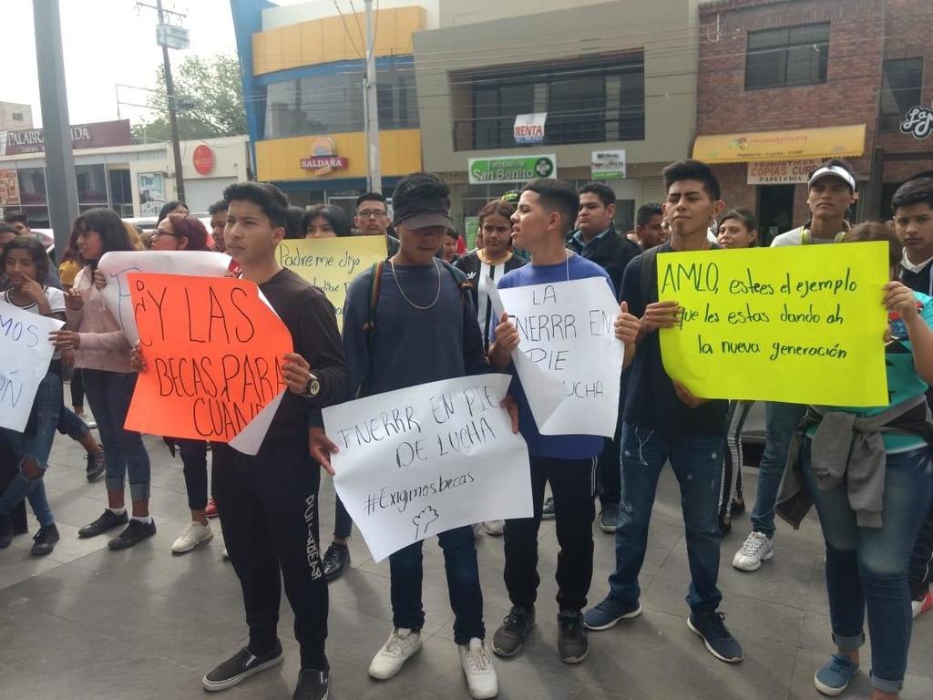 Nuevamente estudiantes de nivel medio superior y universidades, que son parte del movimiento Antorchista, se manifestaron frente al Palacio Federal para exigir la entrega de las becas Benito Juárez. (BEATRIZ SILVA)