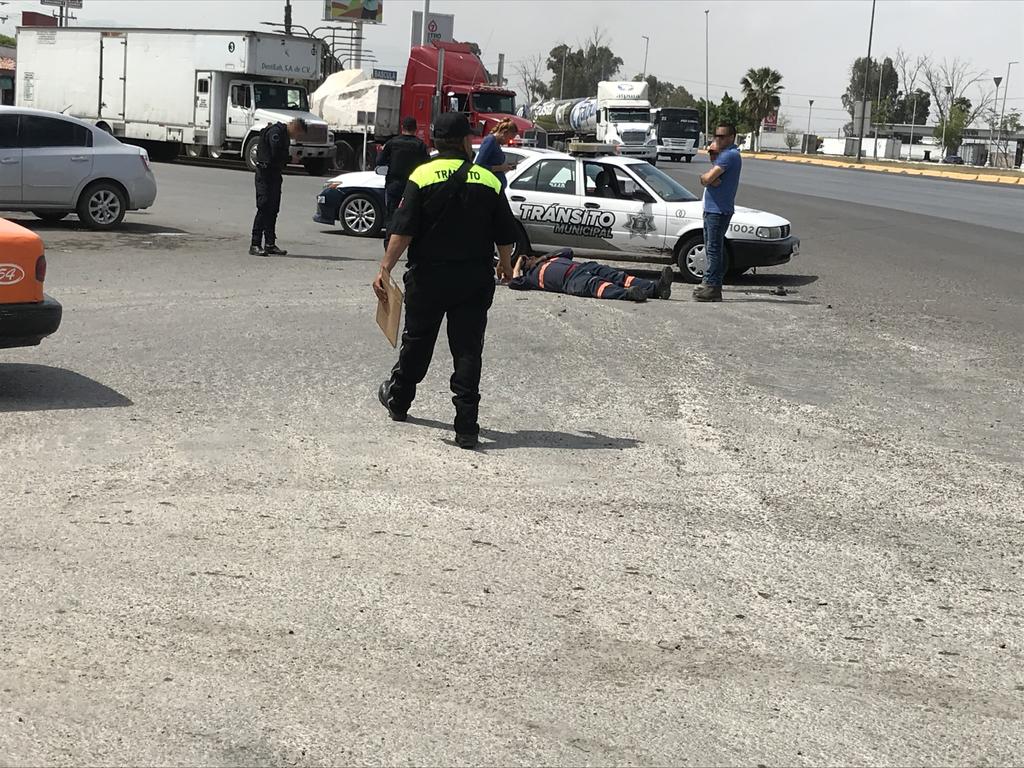 Un motociclista resultó con lesiones de consideración tras participar en un accidente vial frente a la colonia Rinconada Hamburgo de la ciudad de Gómez Palacio. (EL SIGLO DE TORREÓN)