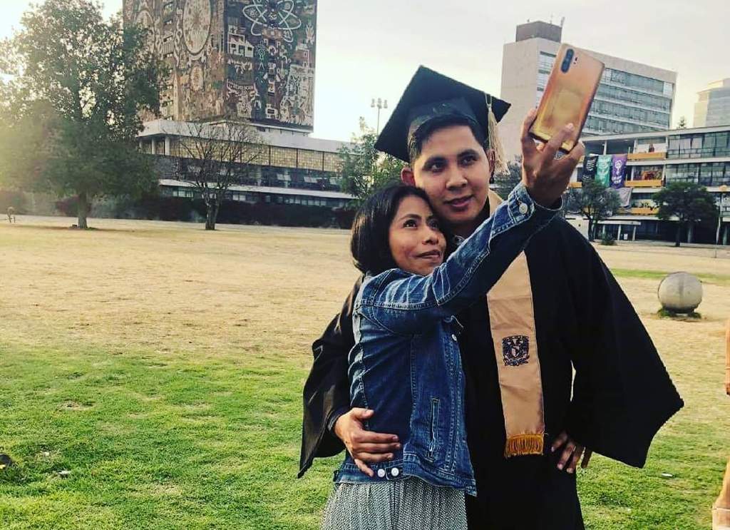 La actriz de cine y maestra mexicana Yalitza Aparicio, acompañó a su novio en su ceremonia de graduación como dentista por la UNAM; celebraron en compañía de amigos y familiares. (INSTAGRAM)
