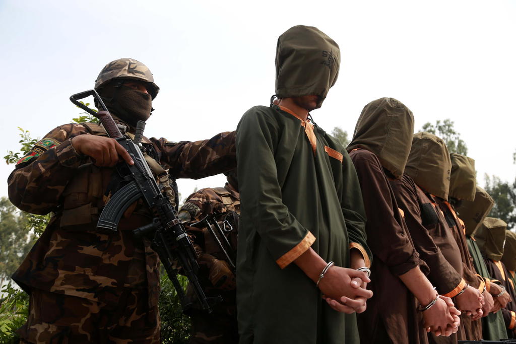 Militares afganos con detenidos acusados de diversos actos ilegales en el país de Medio Oriente. (ARCHIVO) 