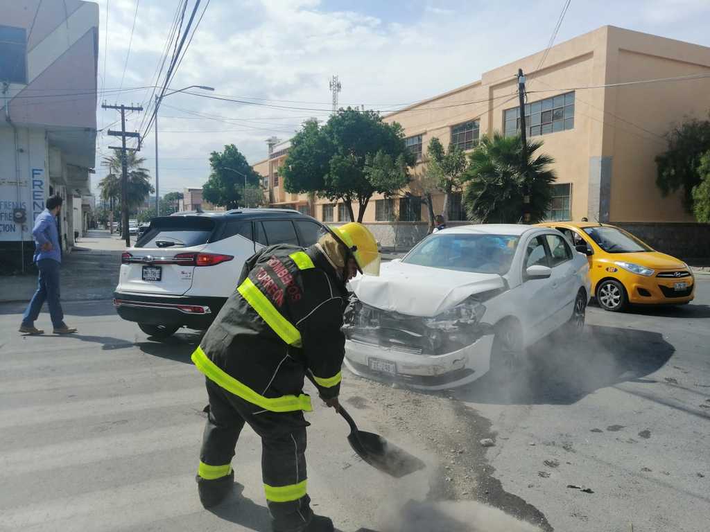 Choque en la zona Centro de Torreón deja daños por 40 mil pesos. (EL SIGLO DE TORREÓN)