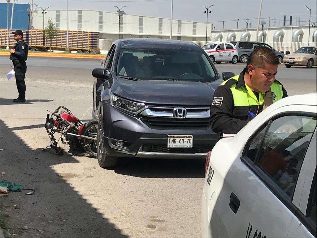 Paramédicos de la Cruz Roja acudieron al lugar para atender al motociclista lesionado y trasladarlo a un hospital. (EL SIGLO DE TORREÓN)