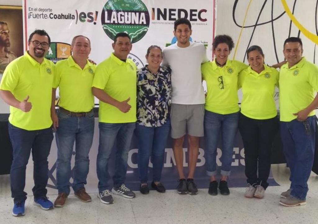 El medallista panamericano, Miguel de Lara (centro), deseó suerte al comité organizador de este serial lagunero de natación. (ESPECIAL) 