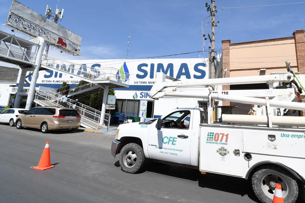 Una cuadrilla de la Comisión Federal de Electricidad (CFE) amagó con cortar el servicio eléctrico a la sucursal matriz del Simas Torreón, en bulevar Independencia. (FERNANDO COMPEÁN)