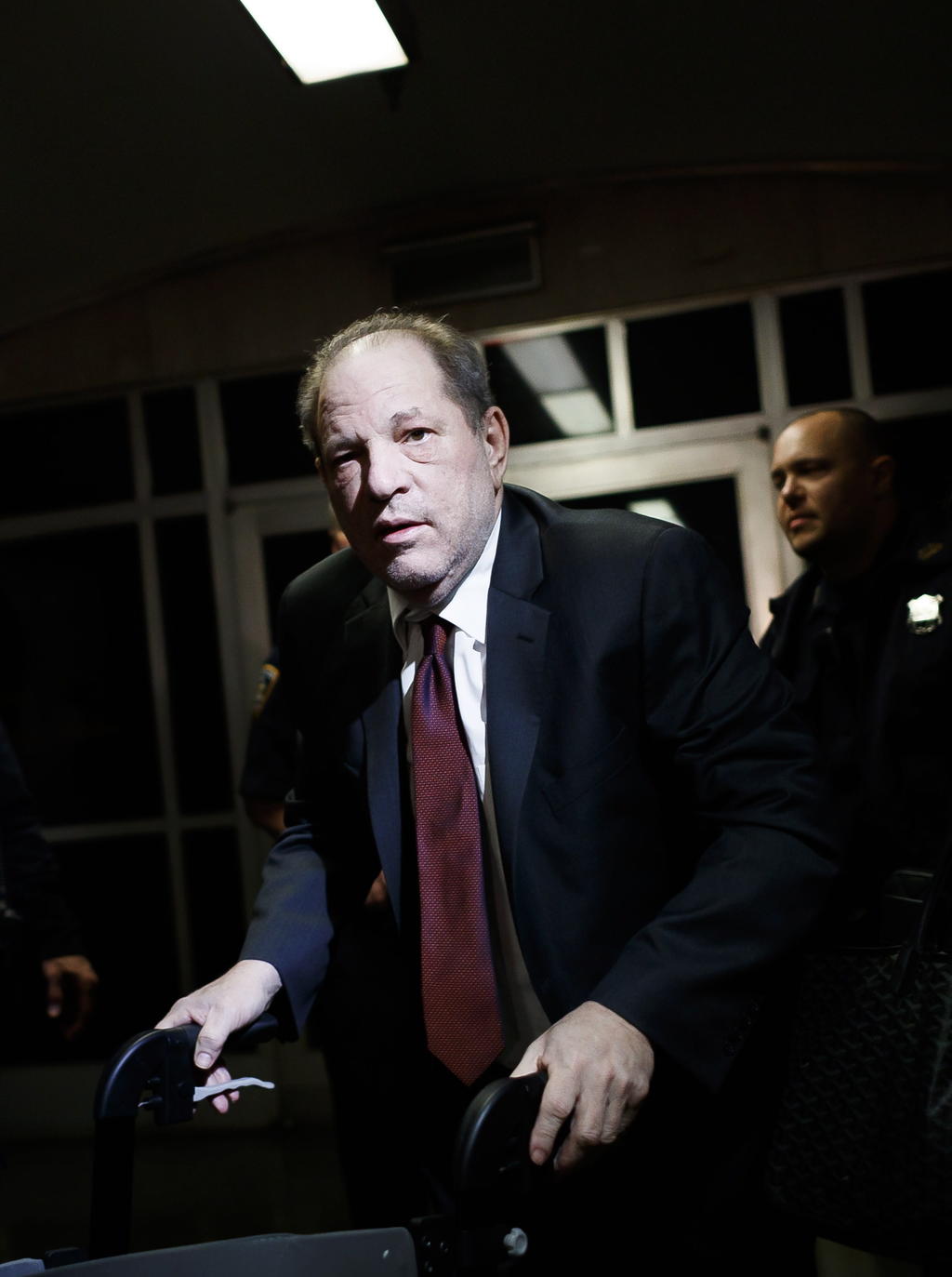 Aspecto. Weinstein usó una andadera a lo largo del juicio y el miércoles llegó a la corte en una silla de ruedas. (AP)
