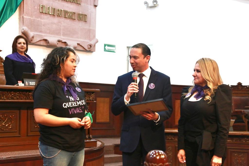 Recibió un reconocimiento de manos del líder del Congreso Local, Emilio de Hoyos, y de la titular del DIF Coahuila, Marcela Gorgón. (TWITTER)