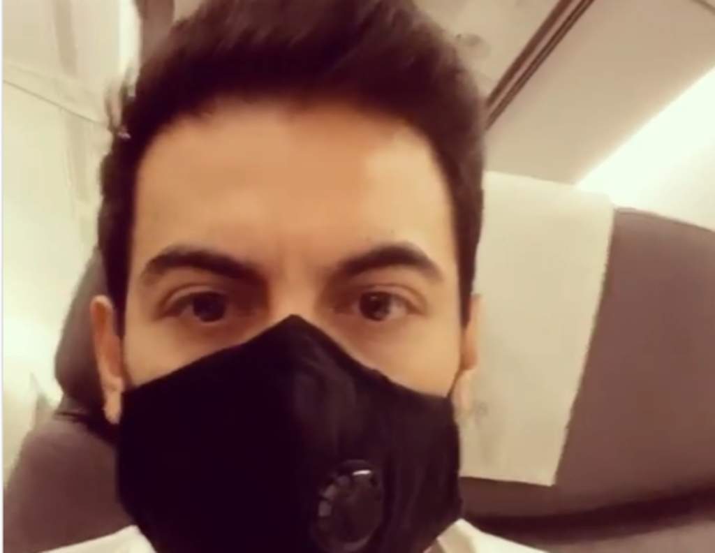 Carlos Rivera compartió en su cuenta de Instagram una fotografía en la que aparece con cubrebocas en un avión, el cantante regresó a México proveniente de Madrid, y tomó las precauciones necesarias debido la propagación del coronavirus. (INSTAGRAM)
