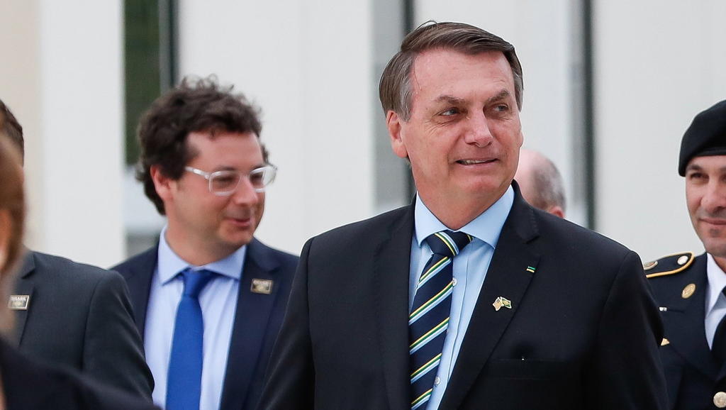 El mandatario brasileño, Jair Bolsonaro (c), está bajo estricta vigilancia médica después de que el jefe de la Secretaría Especial de Comunicación de la Presidencia, Fabio Wajngarten (i), dio positivo de coronavirus. (ARCHIVO) 