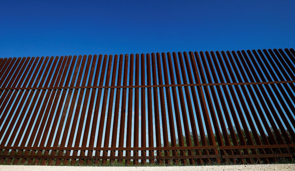 Una mujer embarazada de 19 años de Guatemala murió esta semana de lesiones sufridas al caer mientras intentaba trepar el muro fronterizo de Estados Unidos cerca de El Paso, Texas. (ARCHIVO) 