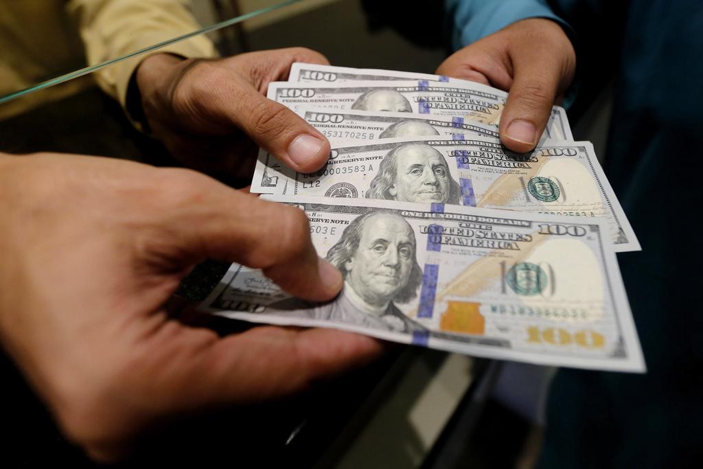 El dólar estadounidense cerró este jueves en 21.65 pesos mexicanos, el nivel más alto desde enero de 2017, cuando se alcanzó el máximo histórico de 21.93 pesos, aunque la crisis del coronavirus provocó que durante la jornada se reportaran cifras nunca antes vistas. (ARCHIVO)