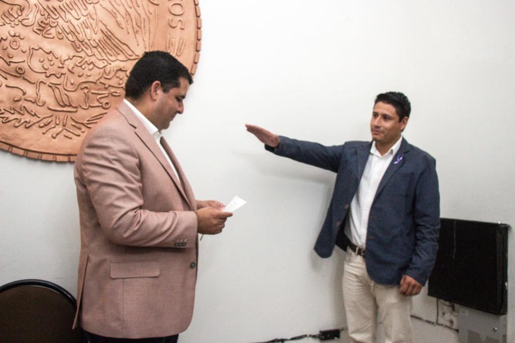 La reunión se llevó a cabo el miércoles por la tarde, en donde el alcalde de Lerdo, Homero Martínez tomó la protesta al nuevo director, Julio Casas Campos.
(EL SIGLO DE TORREÓN)