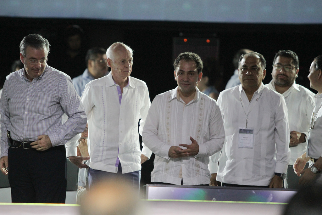 En la imagen aparecen Alejandro Díaz de León, Luis Niño y Arturo Herrera en la Convención Bancaria en Acapulco. (EFE) 