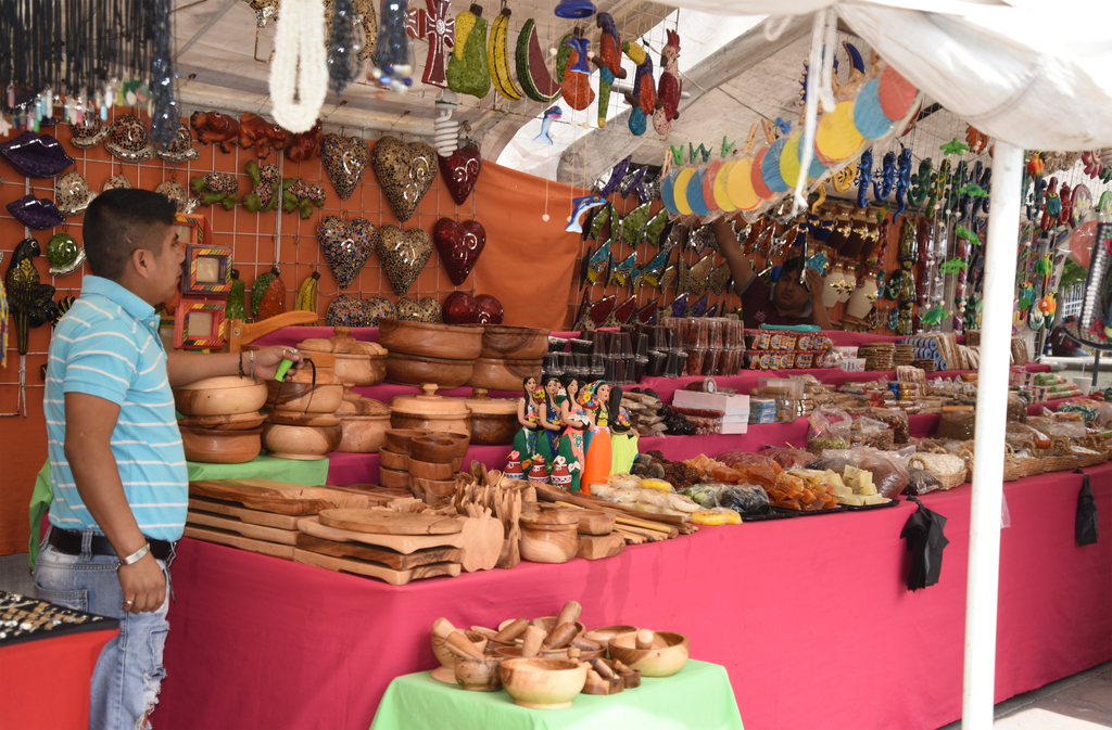 Tradición. Los comerciantes exponen sus artesanías y propuestas gastronómicas en la Comarca Lagunera de Durango.. (EL SIGLO DE TORREÓN / Jesús Galindo)