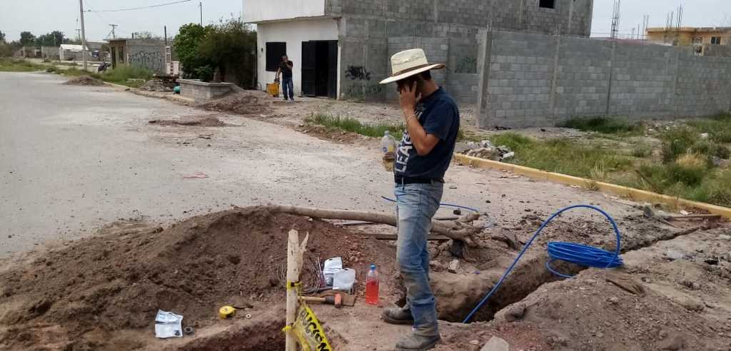 El Simas Torreón informó que una persona fue detenida en Villas San Agustín por generar una toma clandestina a la red de agua. (EL SIGLO DE TORREÓN)