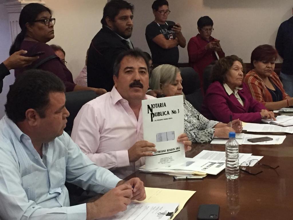 El regidor priista Francisco Bardán mostró ayer actas notariadas del portal oficial del Ayuntamiento de Gómez Palacio. (EL SIGLO DE TORREÓN/ANGÉLICA SANDOVAL)
